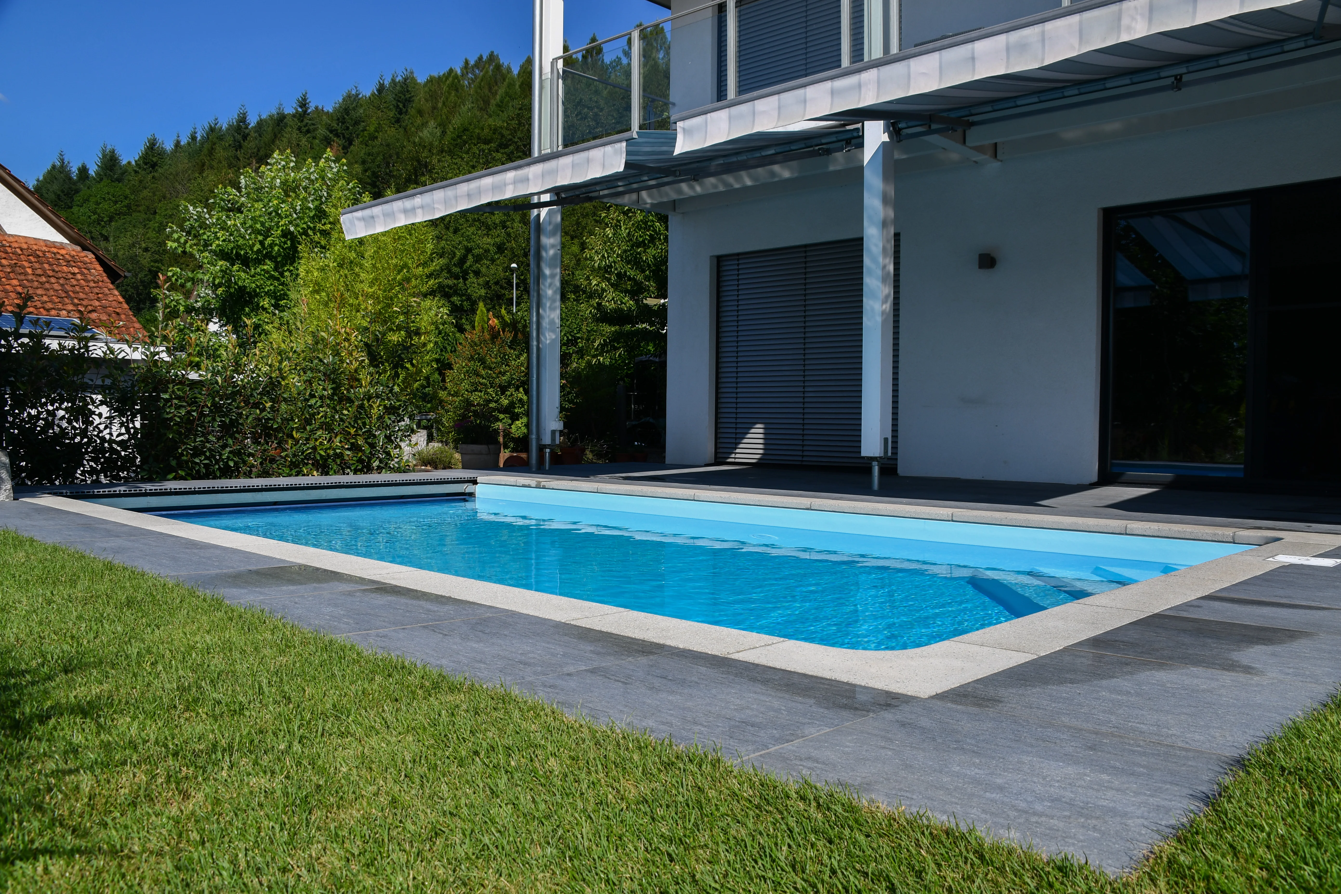 Moderner Garten mit Pool, Naturstein und Bepflanzung