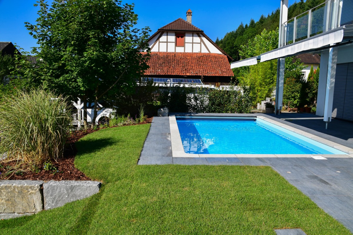 Garten mit üppiger Bepflanzung