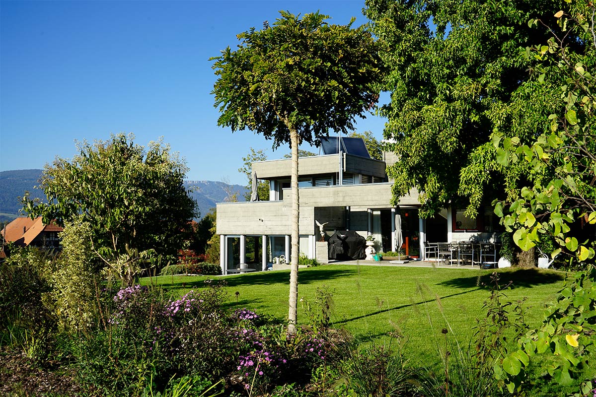 Moderne Gartenterrasse mit Naturmaterialien